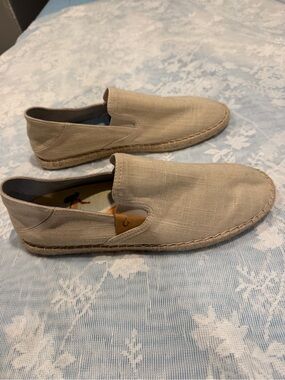 OluKai women’s size 10 Tan Canvas Slip-On Espadrilles